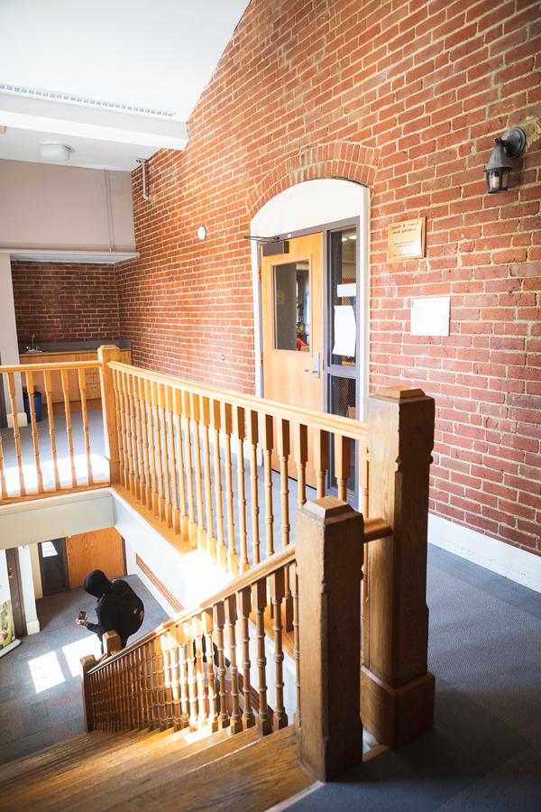 Image of the fifth floor of 盖洛德大厅, looking down the stairs as a student comes up them.