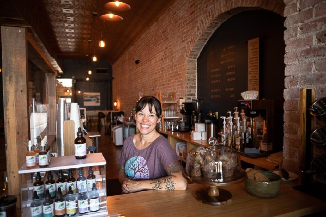 Doane-林肯 graduate Elayne Woods Jones behind the counter of Artisan Mark