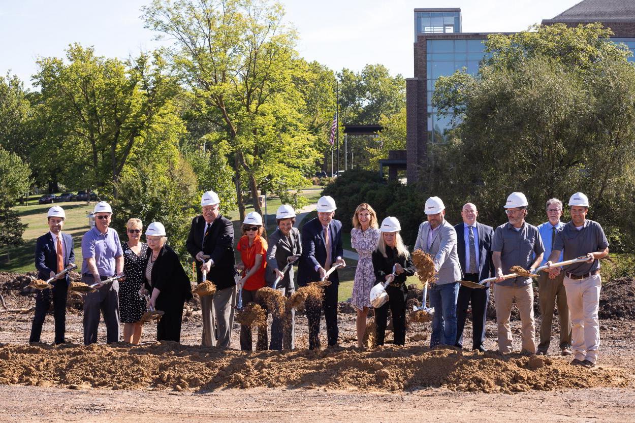 Members of 澳门威尼斯人网址's Leadership Team, 克拉克 & Enersen and 桑普森建设 participate in a groundbreaking ceremony for the university's newest residence hall. 