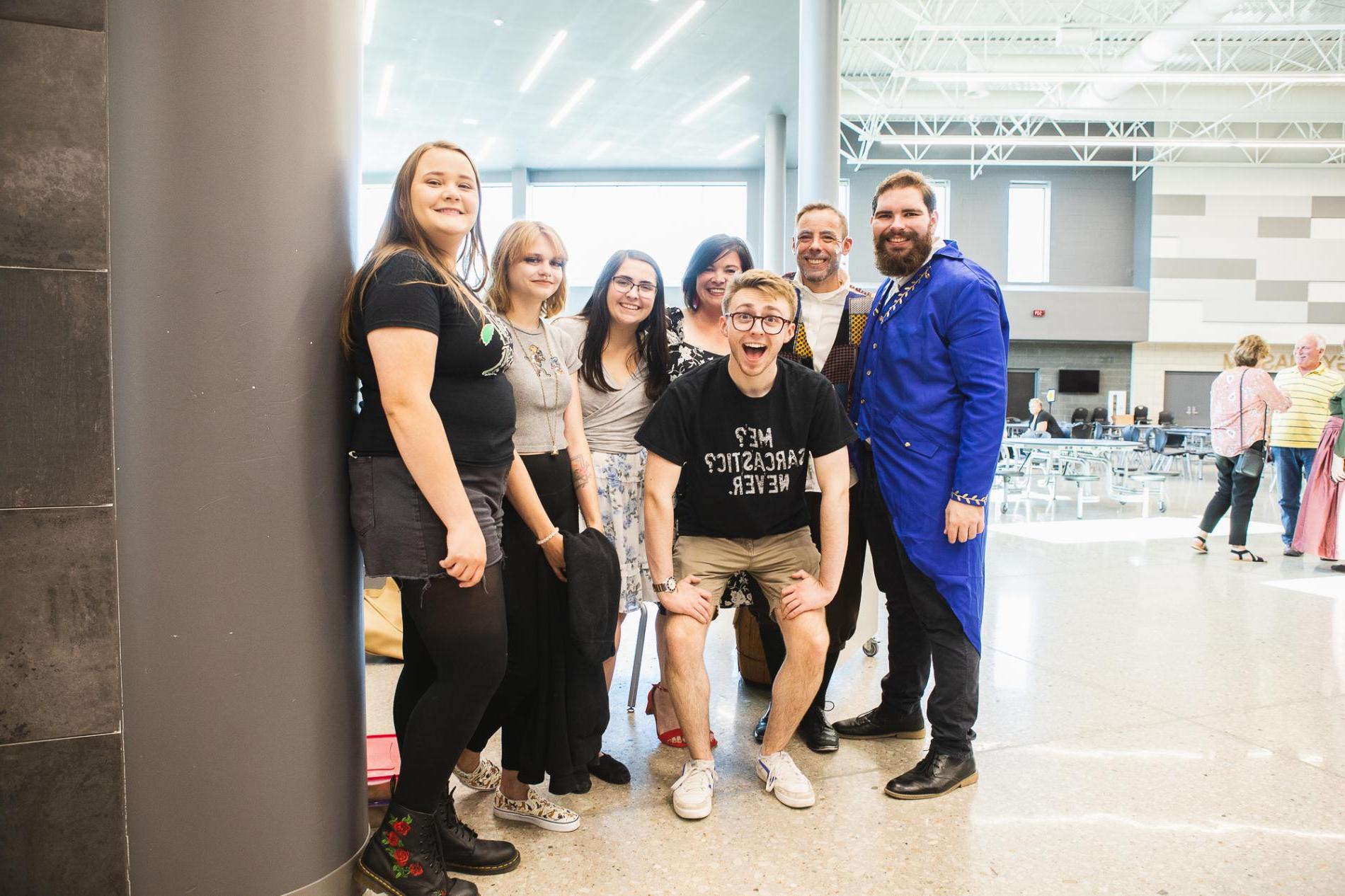 John Celesky, Bill Pulte '99, Boston Reid '23, Jessica Pulte '00, Paige Pulte '25, Shelby Fischman '20 and Autumn Galloway '21 (l-r) pose together after their final production of "美女与野兽" with the Elkhorn Community Theatre. 这七个人都曾或目前在澳门威尼斯人网址学院学习，并在音乐剧的舞台内外担任重要角色. 